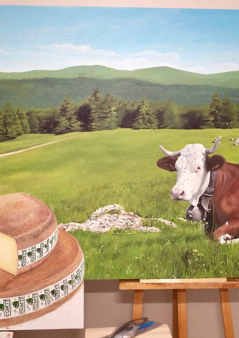 Décor champêtre peint sur grand panneau pour une fromagerie. Du Comté, des vaches qui paissent et un paysage jurassien typiqu