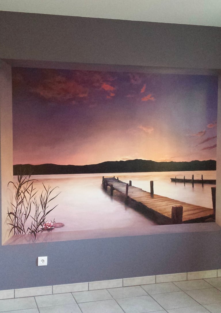 Une fresque accueillante pour une chambre d'amis, un paysage au bord de l'eau au coucher du soleil, qui invite à la rêverie