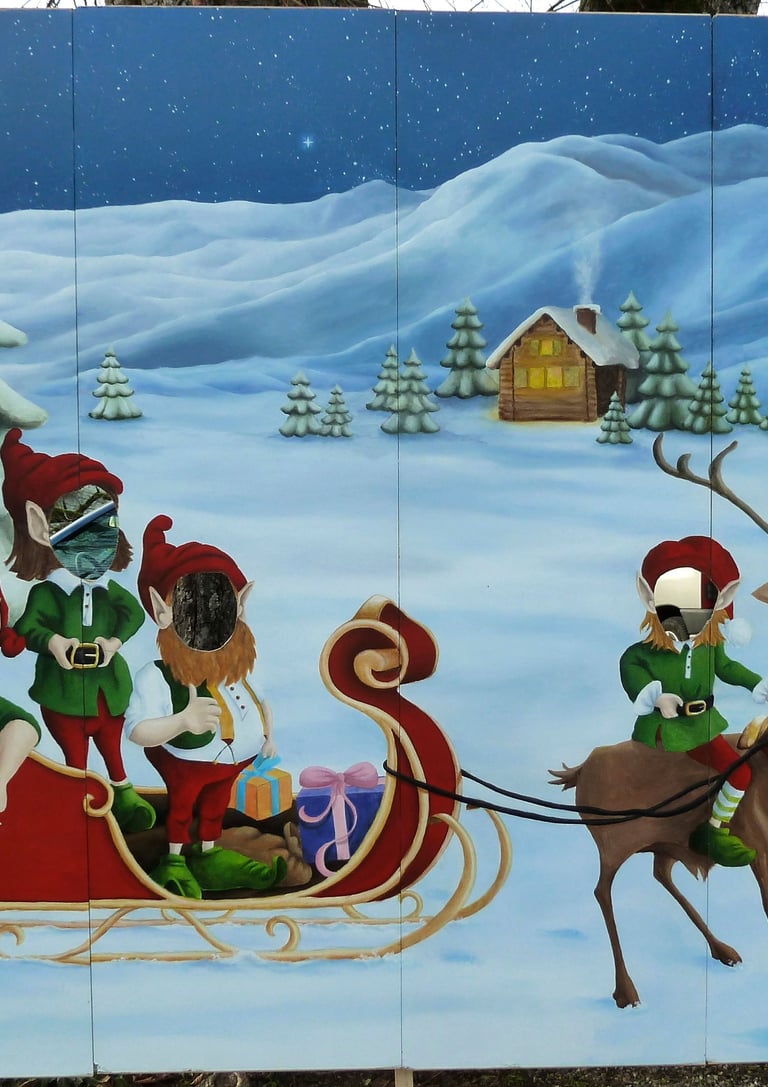 Un décor évènementiel amusant destiné aux animations des fêtes de Noël d'un village. Des lutins au milieu d'un paysage enneig