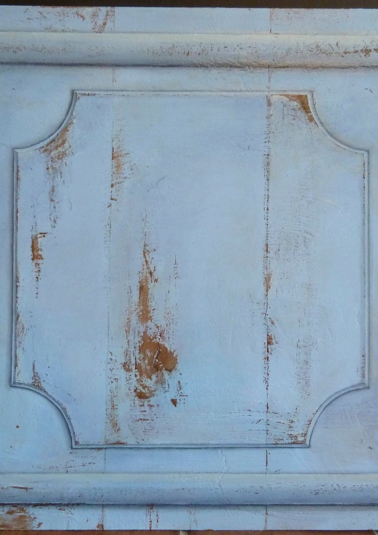 Trompe-l'oeil sur panneaux en médium: de fausses moulures, du faux bois, une fausse usure du temps...un décor pour une ambian