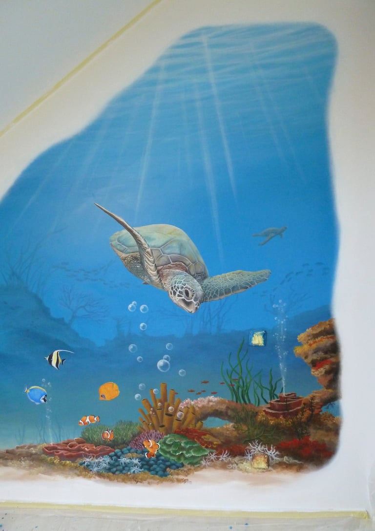 Une fresque pour décorer une chambre d'enfant. Eveiller l'imaginaire. Des fonds marins, des poissons colorés et une tortue.