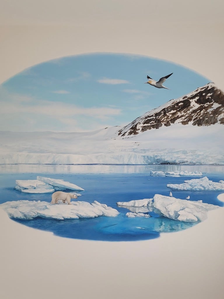 Une peinture d'un glacier dans l'arctique avec ours blanc, oiseaux et icebergs.
