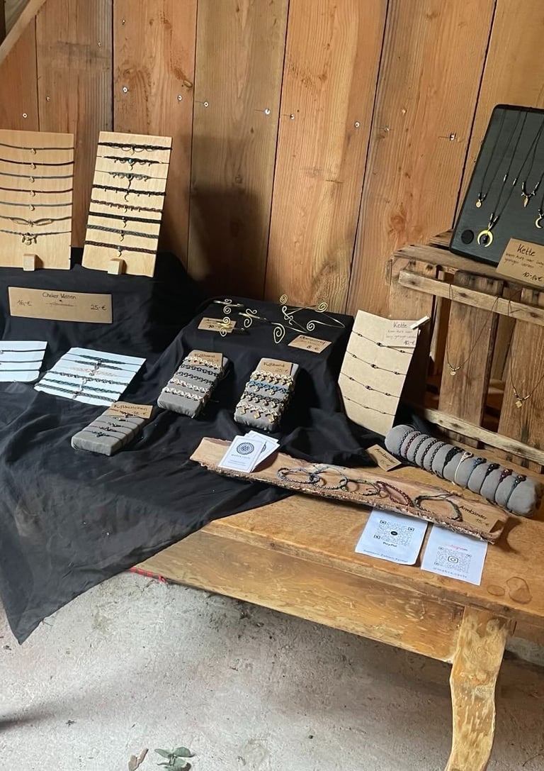 handgemachter Schmuck auf Holztisch ausgestellt, Verkaufsstand