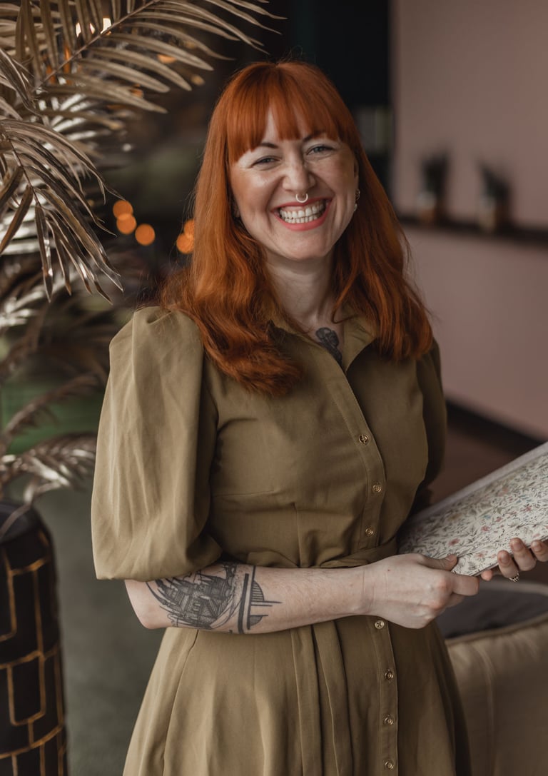 Freie Rednerin Ramona blickt grinsend in die Kamera und hält die Rede für die freie Trauung  in den Händen