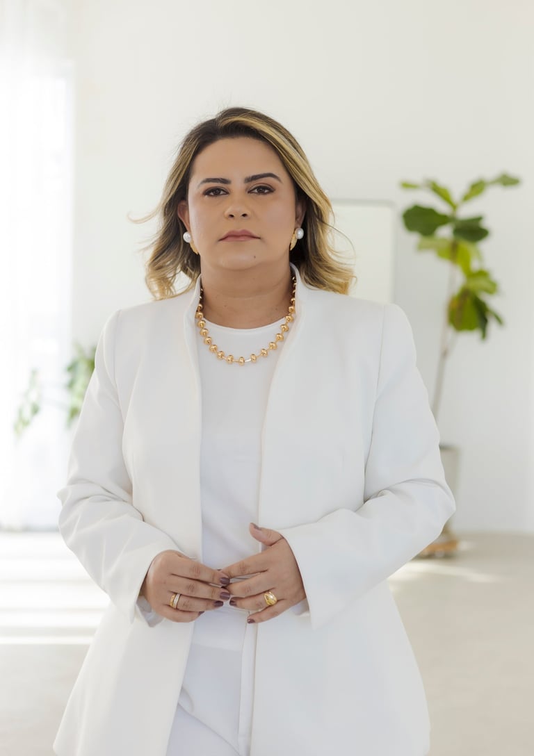 Dra Renata Chaves especialista em implantes dentários em Itaobim e região MG