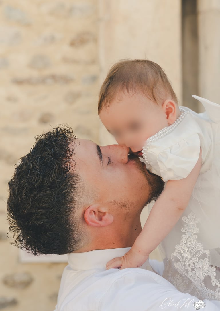 photo du papa qui embrasse son enfants lors du baptême au BOULOU 66