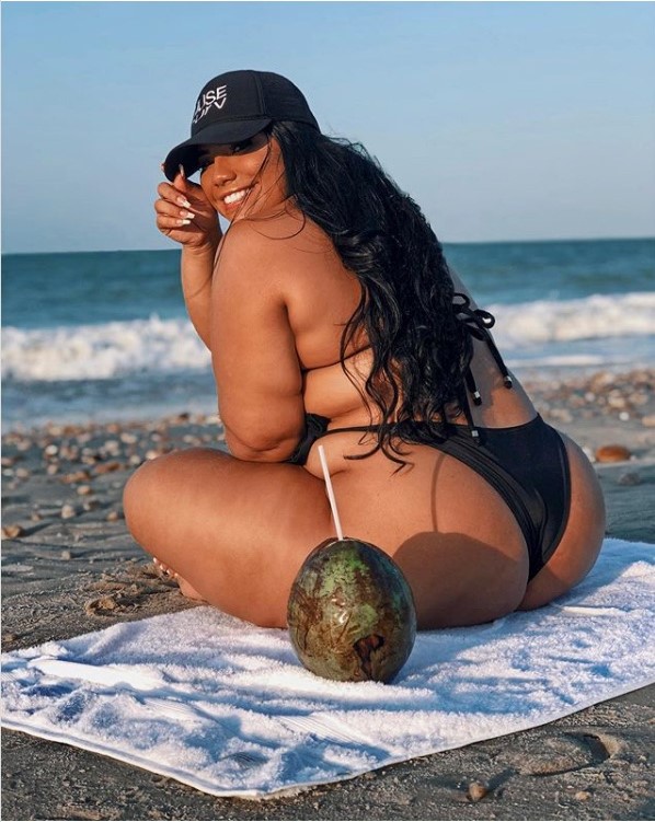 femme ronde plage bien-être sourire coach amiens