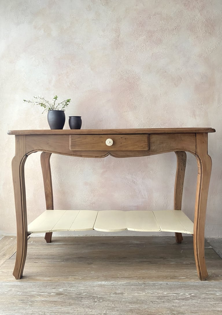 Console campagne chic relookée bois de merisier et crème