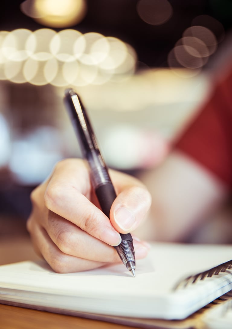 Illustration ; main tenant un stylo