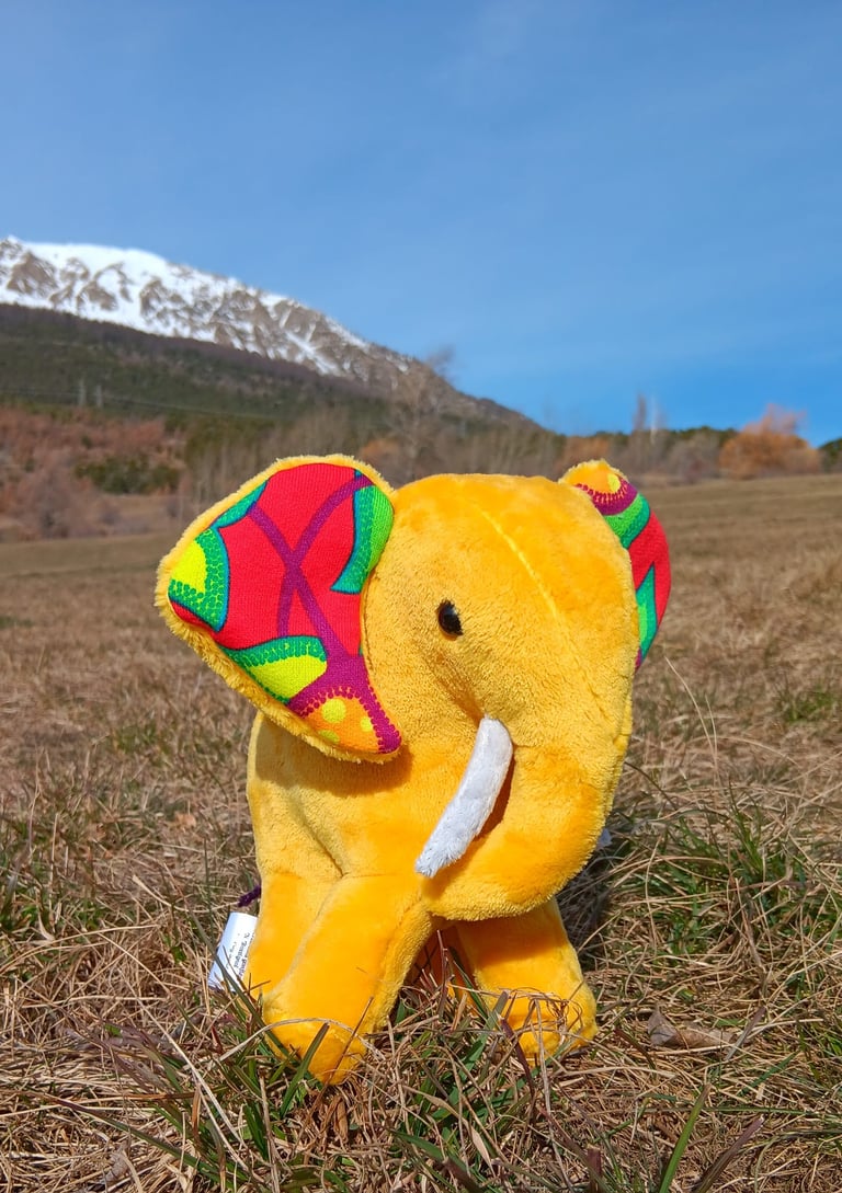 Peluche artisanale éléphant jaune en tissu cousu main, création textile inspirée des Alpes Atelier N