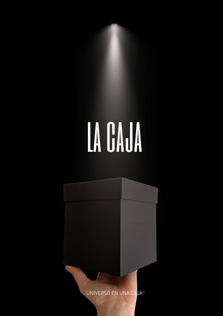 una mano sosteniendo una caja negra iluminada desde arriba. es la caja de universo en una caja