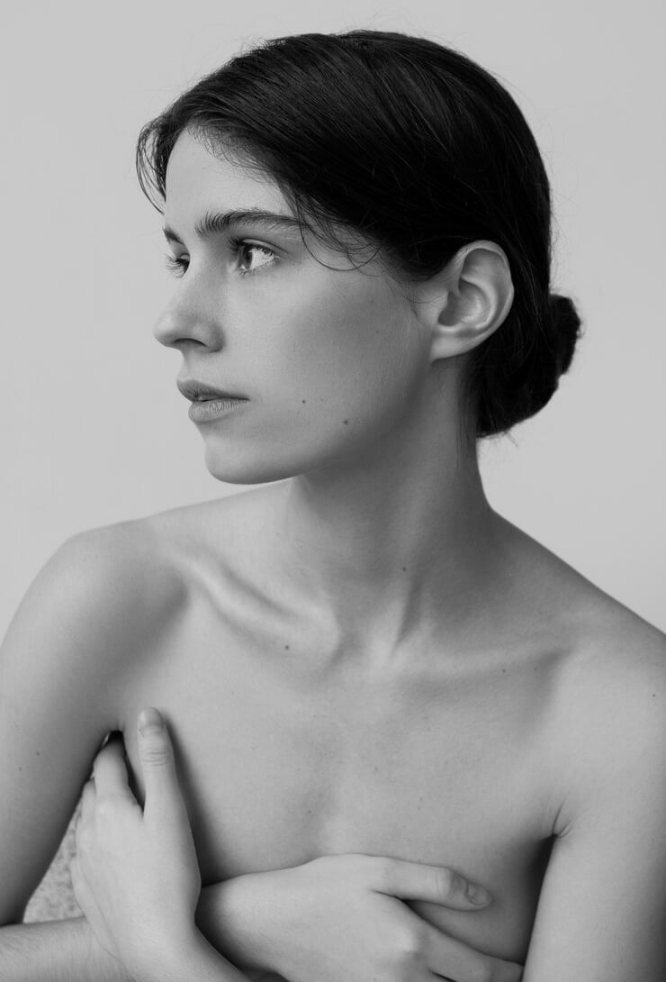Nude-Girl-Side-View 