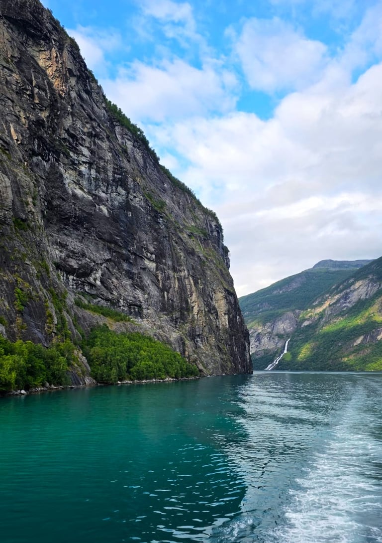 Aurland fjord z poziomu wody