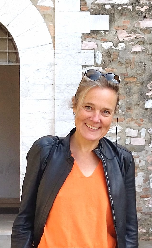Antoinette is zorgethicus en voormalig schoolleider. Ze schrijft blogs over haar onderwijservaringen