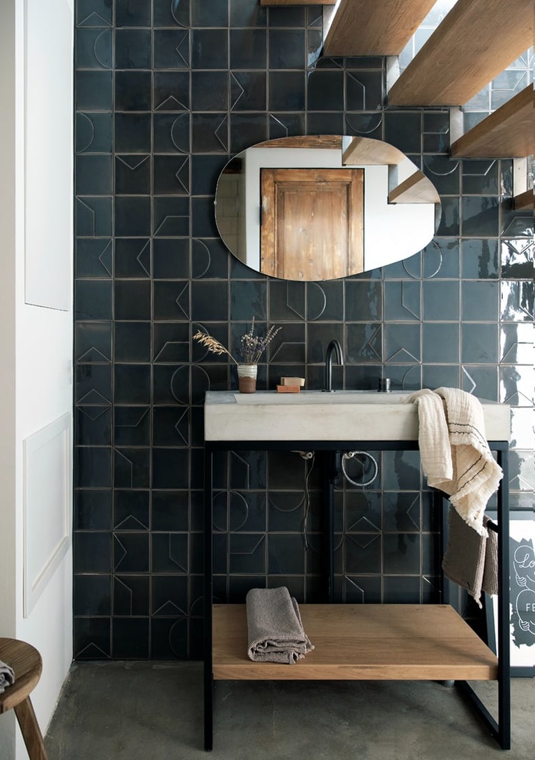 łazienka z ciemnymi płytkami ceramicznymi