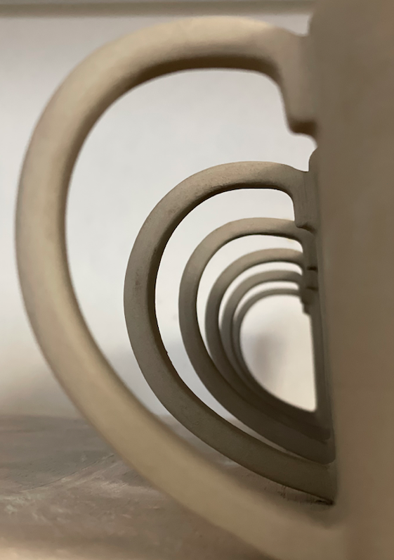 Série de mugs à anses en cours de fabrication