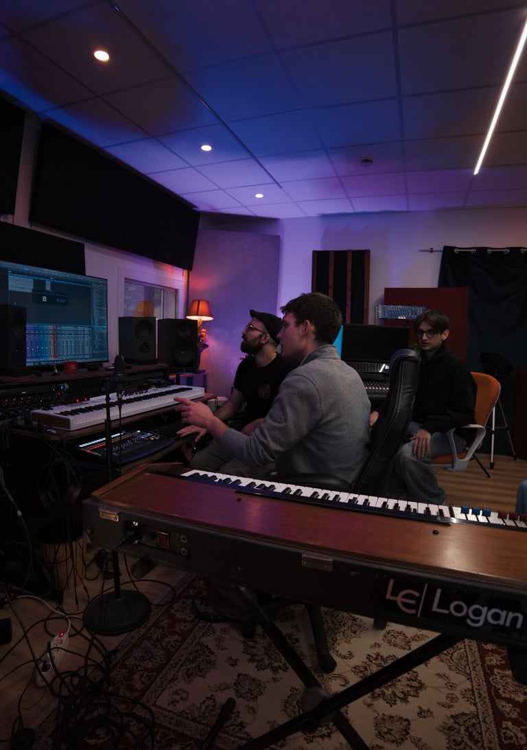 In Control Room Durante La Produzione Musicale Di Raffaelli All'avangarage