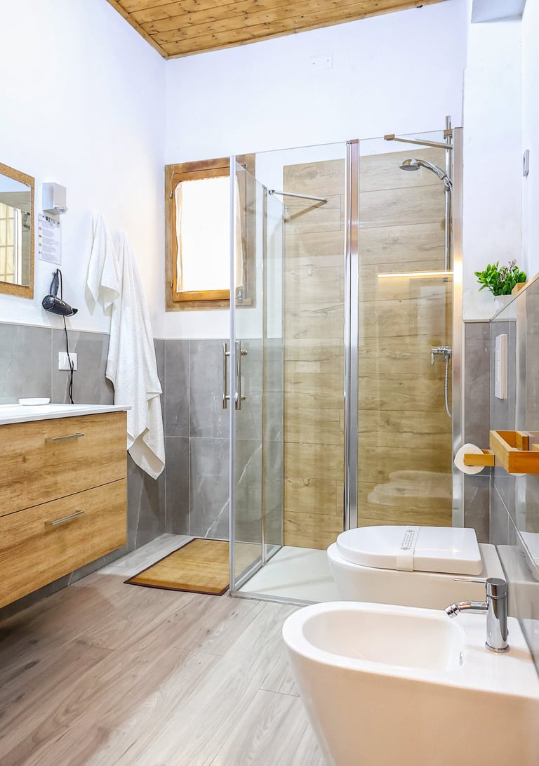 Bagno completo, con lavabo, bidet, doccia, finestra