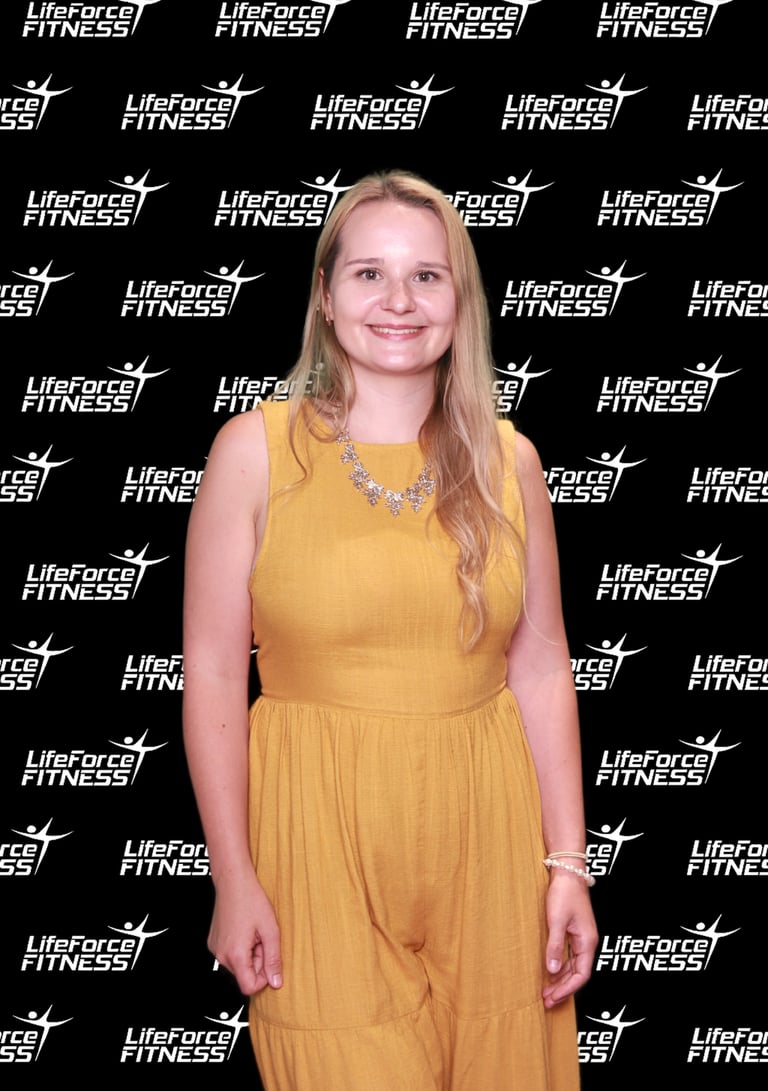 Ein Gast benutzt den Fotospiegel bei einer Firmen Neueröffnung das Logo ist perfekt in Szene gesetzt