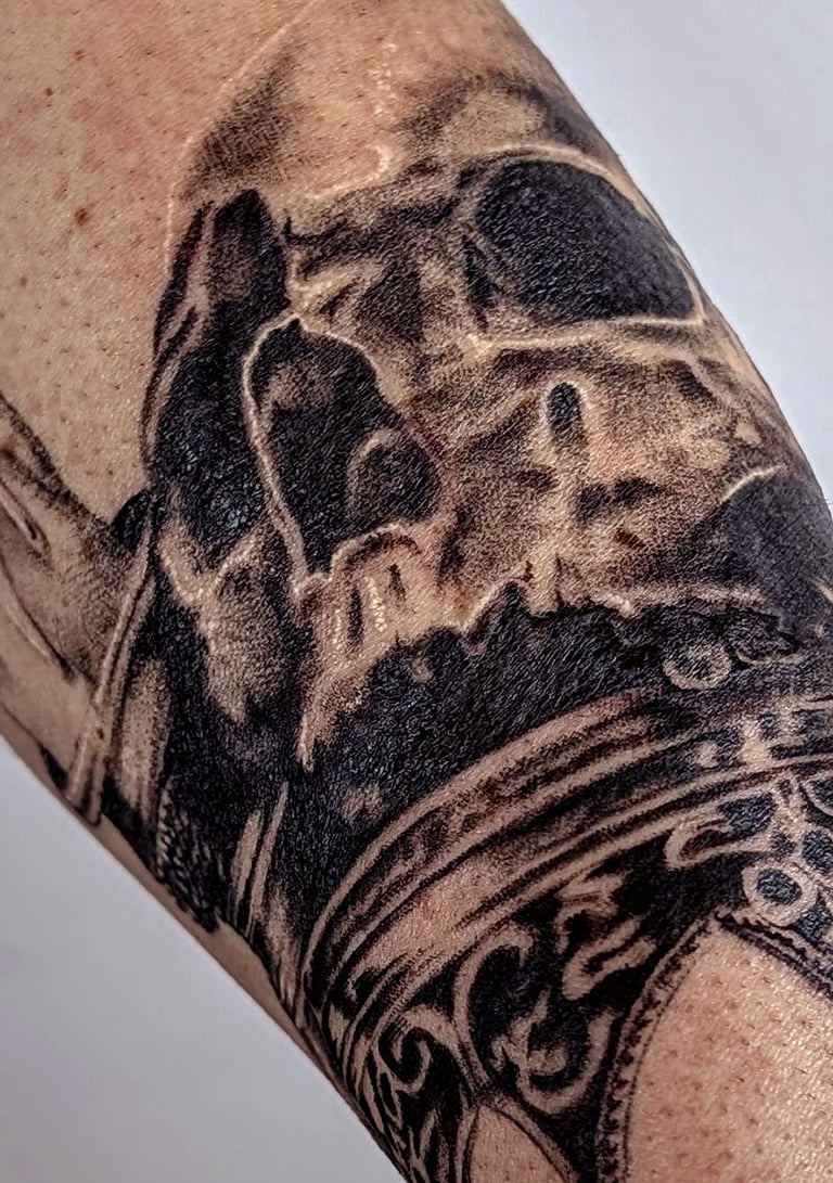 Tatuaje de cráneo y corona en negro realizado por elperrolatinta en Asturias