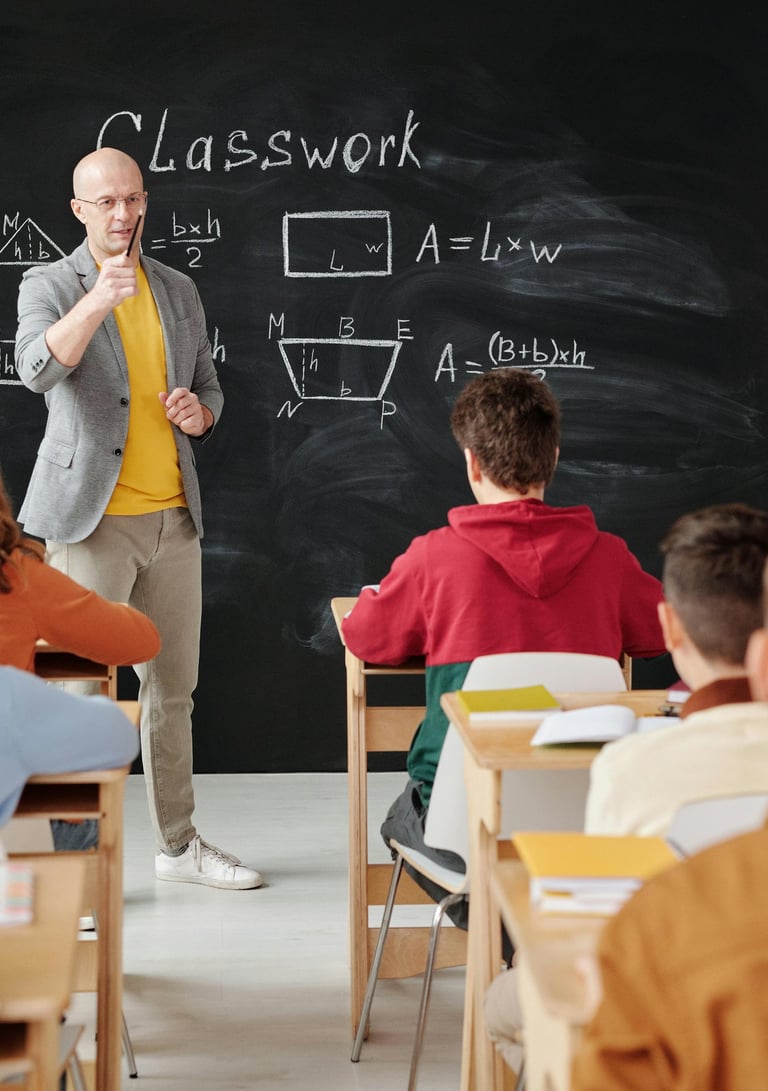 معلم متوسط  يدرس في الفصل