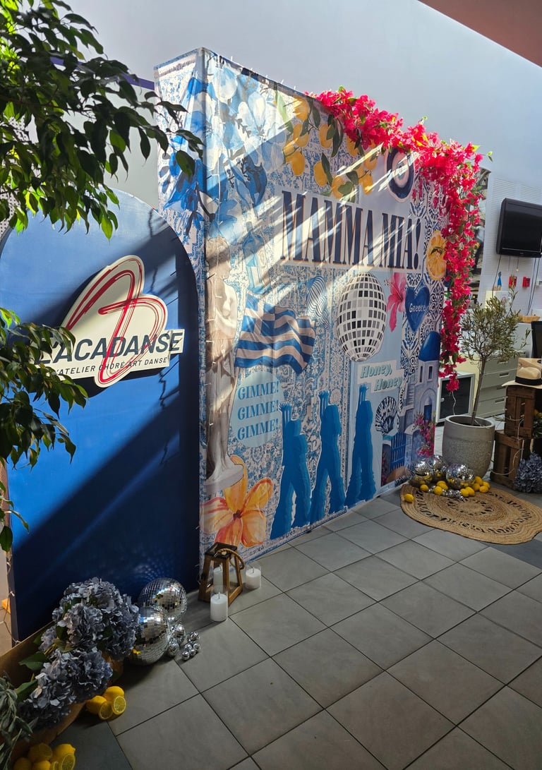 Décoration immersive Mamma Mia réalisée par Ewel Events pour le gala de danse L'Acadanse en Aveyron