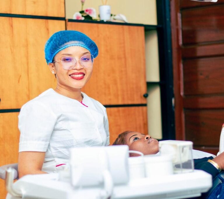 Une dentiste prodigue des soins dentaires à un patient au cabinet dentaire de Yaoundé hippodrome