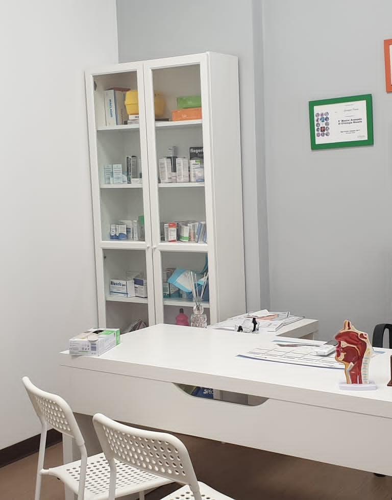 Una sala dello studio medico che il Dott. Porro usa per visite mediche di otorinolaringoiatria