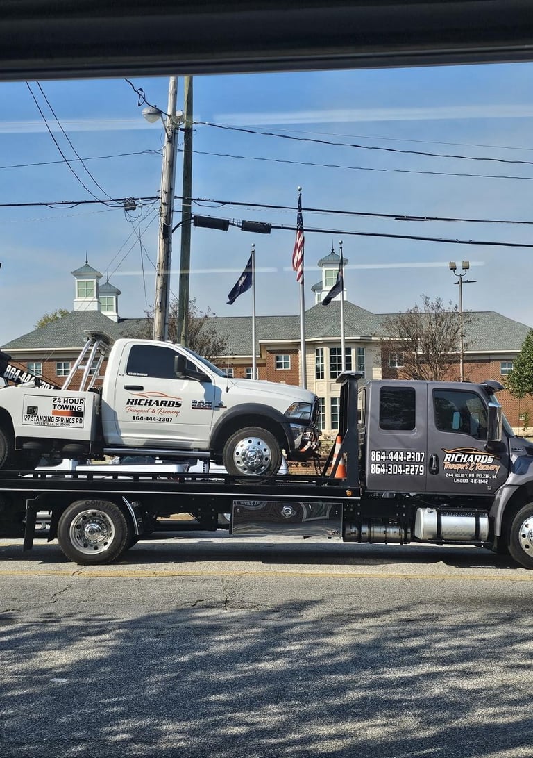 Tow truck providing 24/7 emergency towing services in Greenville County, SC, including Mauldin