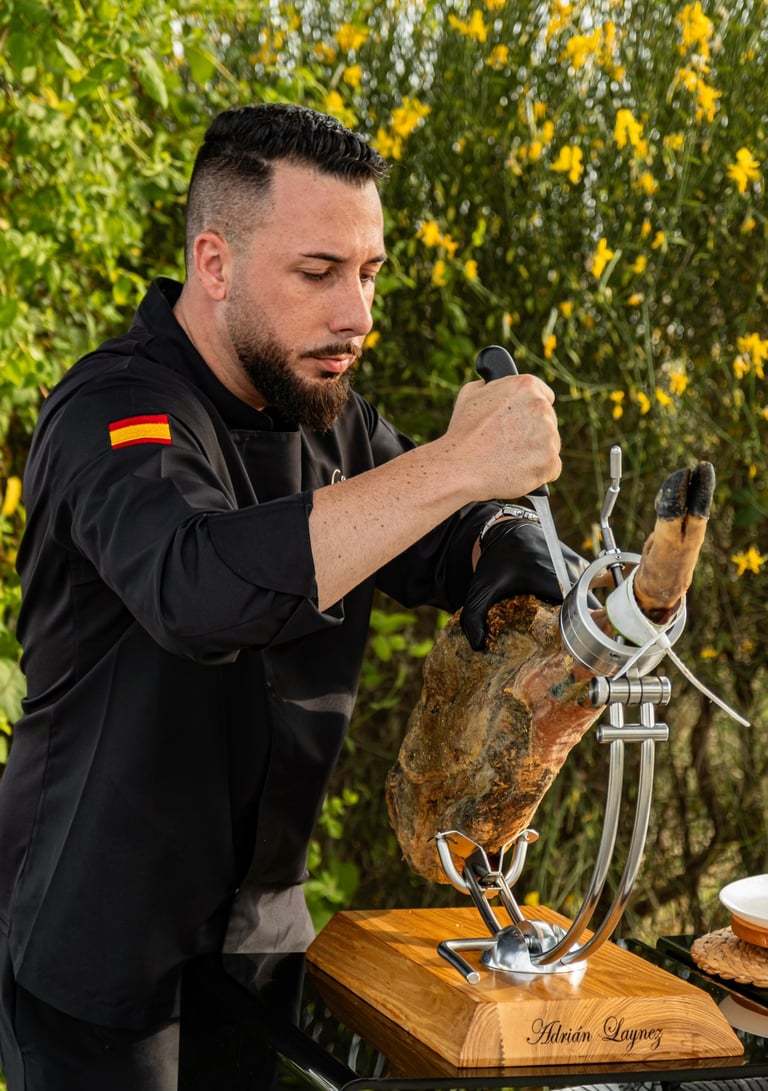 Imagen de Adrián Laynez cortando jamón
