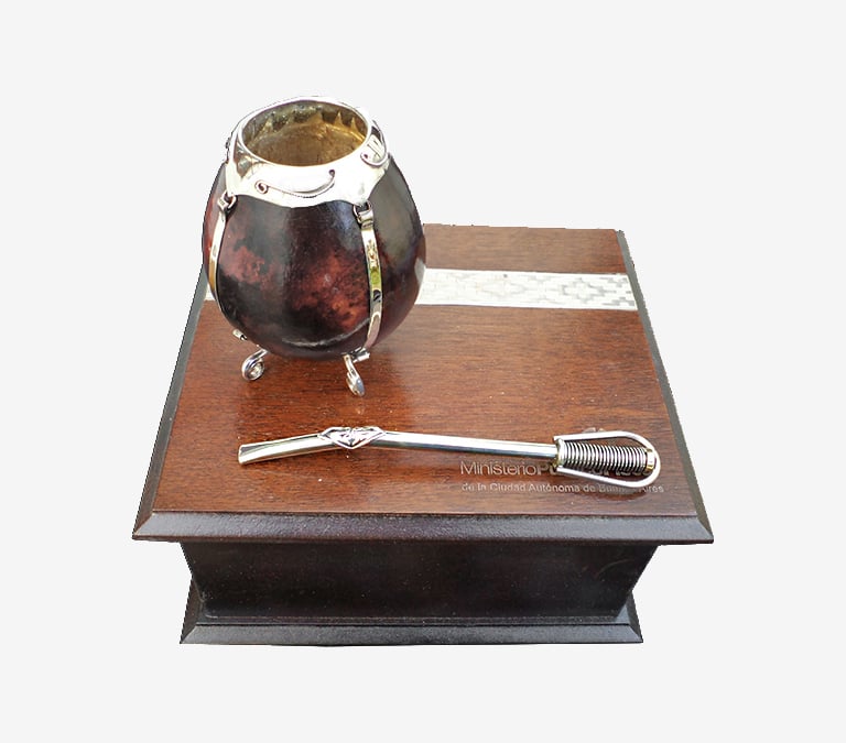 Presentation of the mate in a wooden box that becomes a tea box