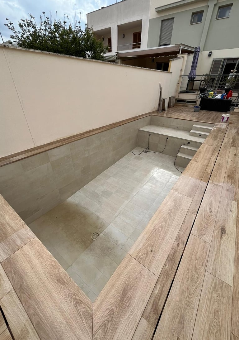 Construcción y mantenimiento de piscina en Mallorca con diseño personalizado y materiales resistentes