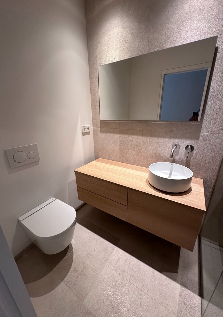 Montaje e instalación de lavabo moderno en reforma de baño en Mallorca con estilo contemporáneo. Renovación completa de aseo