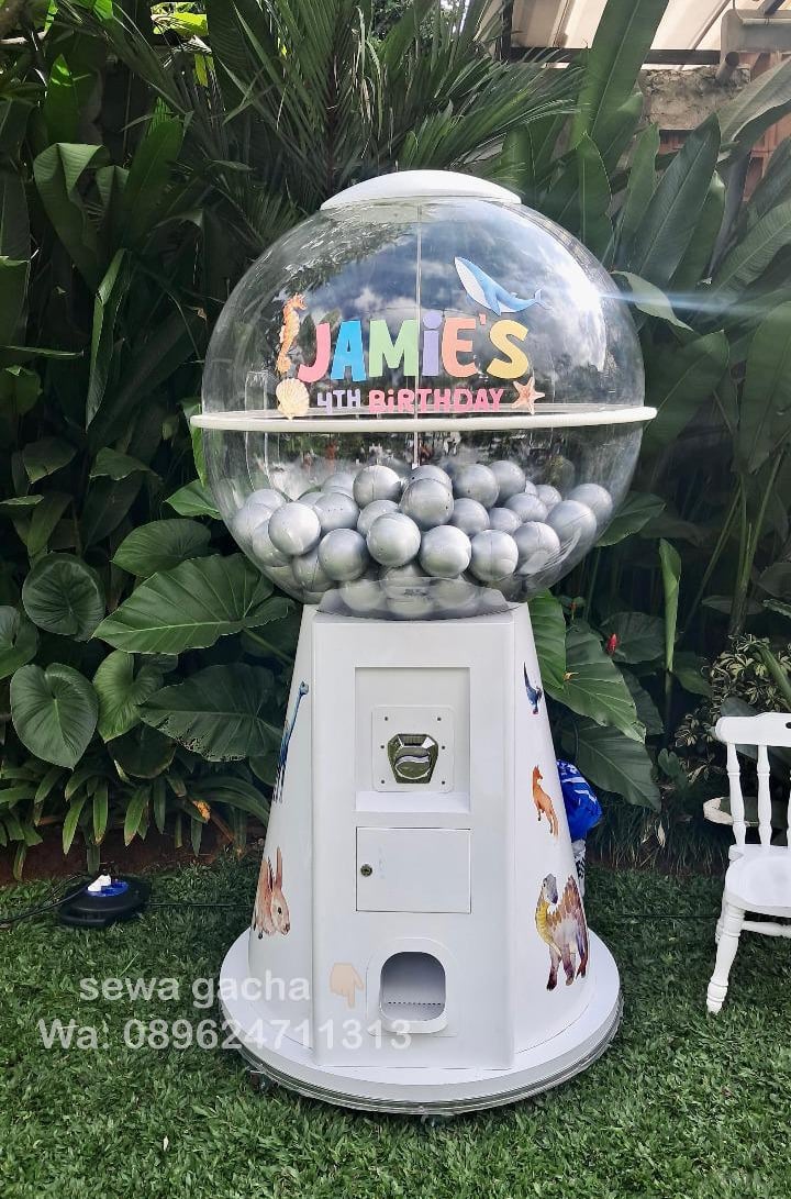 sewa mesin gachapon putih Jumbo di Acara Birthdaay party Jamie