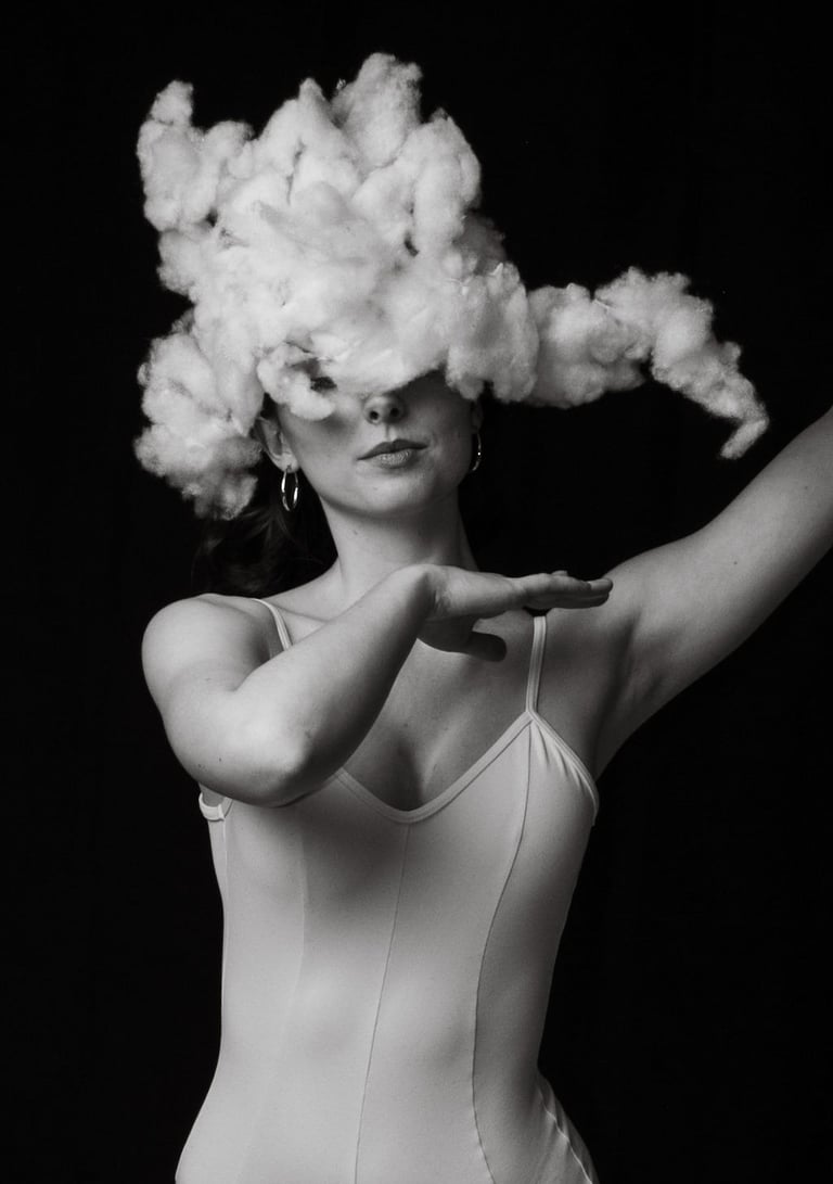 fotografía de mujer en blanco y negro con nube en los ojos 