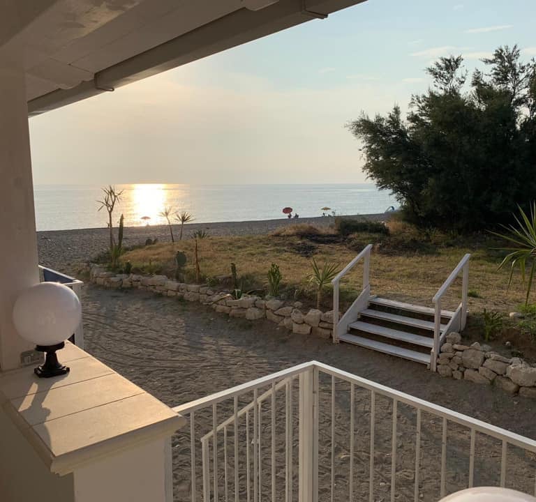 Appartamento sul mare a Longobardi Marina con terrazzo e vista sulla spiaggia libera