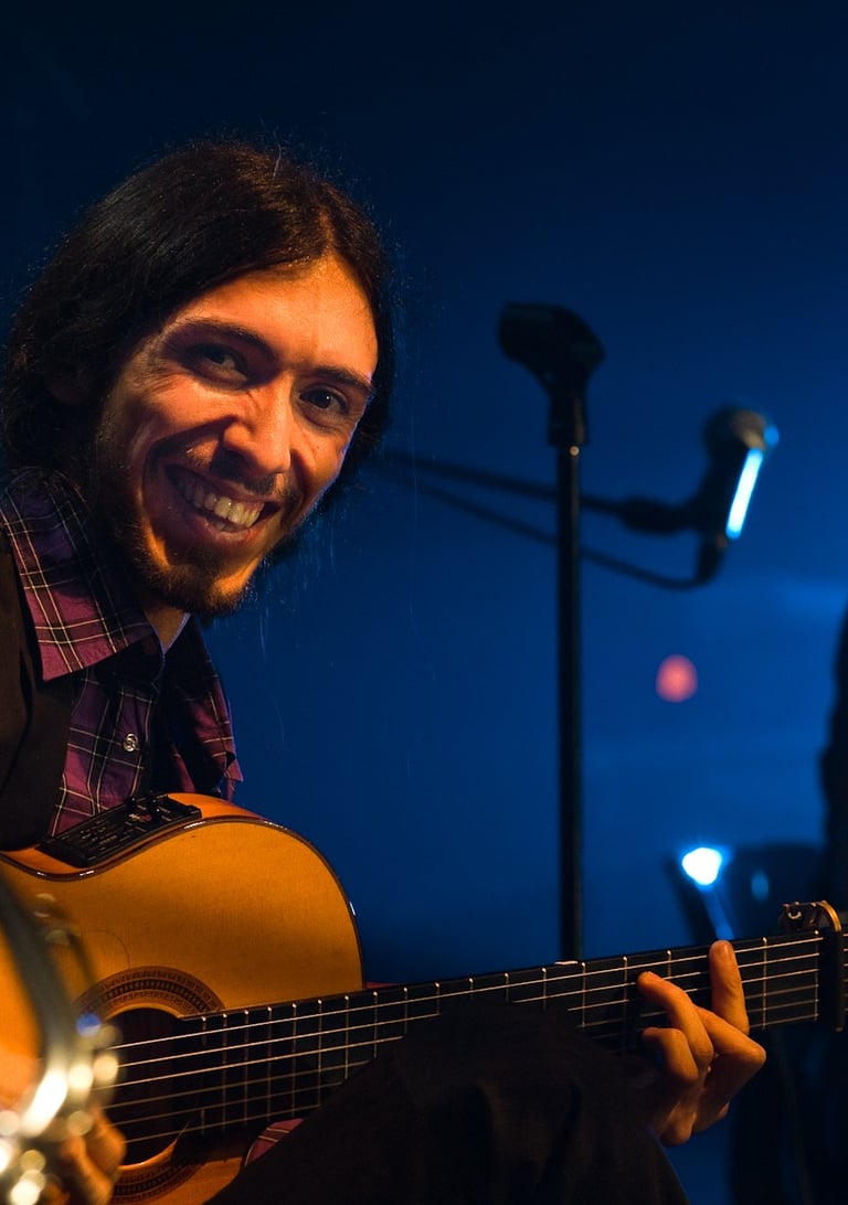 Sonriendo a la cámara.