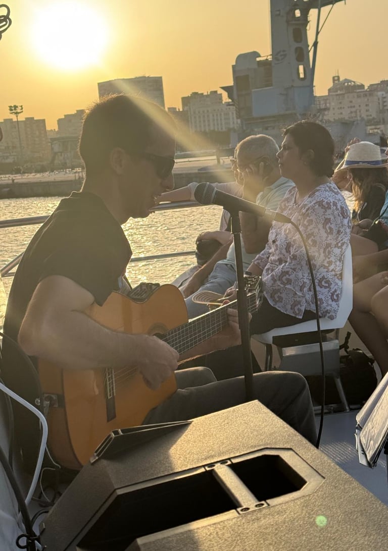 Paco Lomeña actuando en el barco turístico de Málaga.
