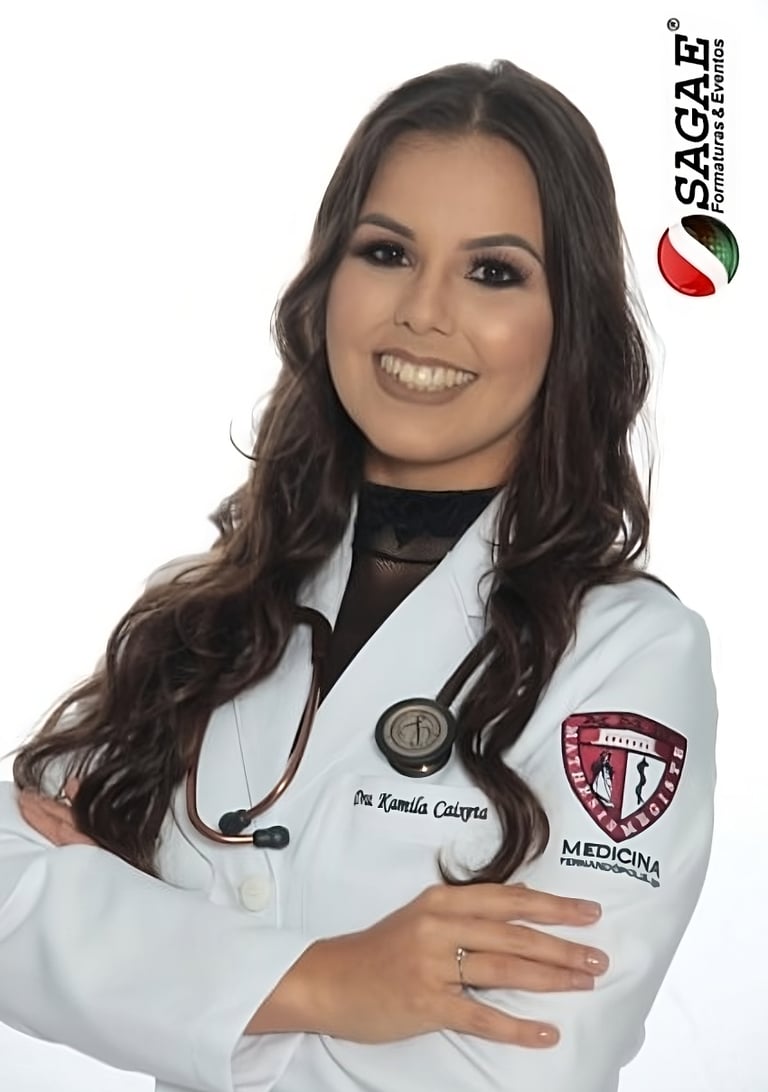 Dra. Kamila Caixeta, uma mulher utilizando um jaleco branco e um stethoscoped.