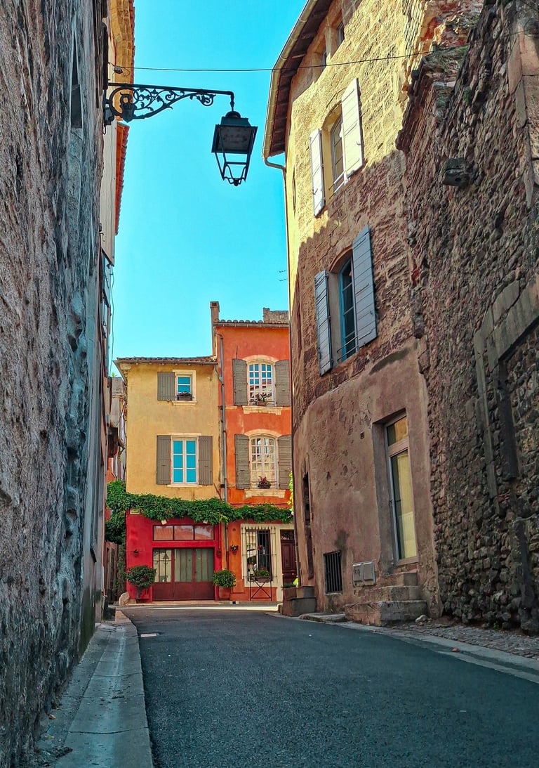 piccolo vicolo di un paesino francese con palazzine colorate arroccate