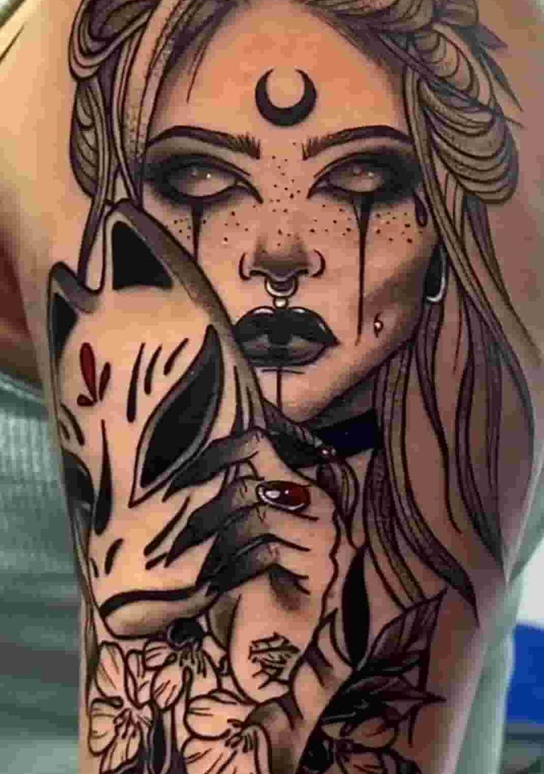 Tatuaje femenino estilo neotradicional por Steven Aguirre, tatuador en Valencia