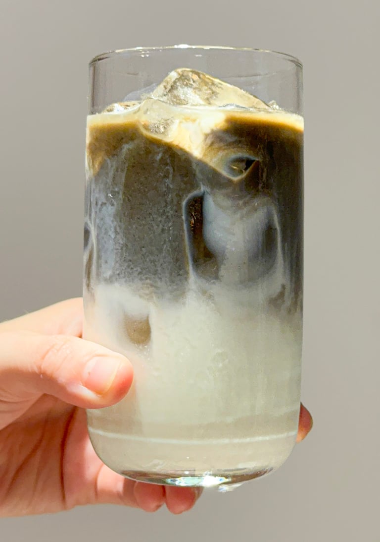 iced hojicha latte