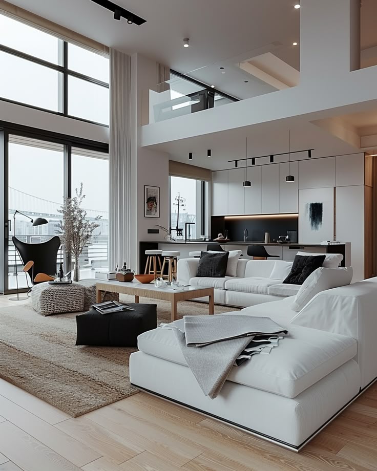 Imagen de una gran sala de estar que combina blancos, negros y colores cálidos 