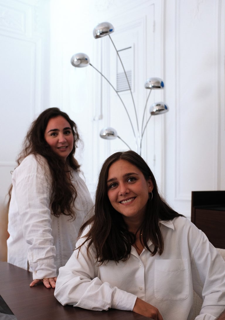 Maître Caroline Willm et Maître Julie Younes à leur cabinet