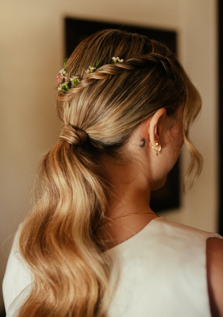 Beautiful natural ponytail for a bride with blonde hair
