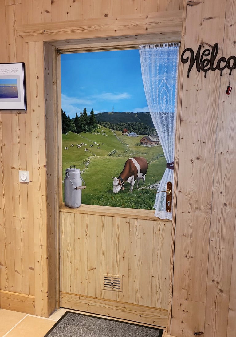 Trompe-l'oeil sur une porte intérieure quasi invisible. Faux bois, paysage, rideau, vaches, pot lait