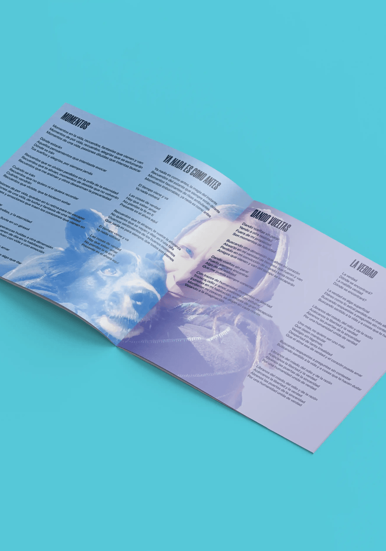 Interior del libreto Ilusiones/Visiones sobre fondo cian