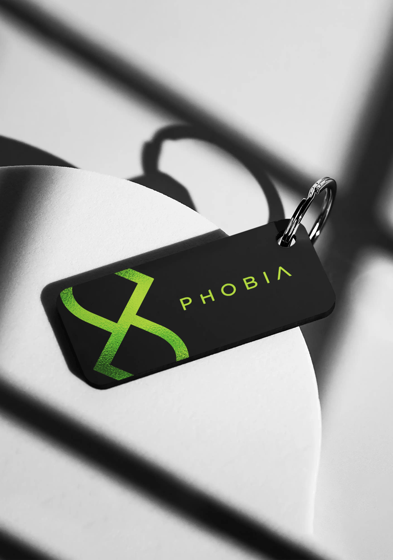 Llavero negro sobre fondo y mesa blancos