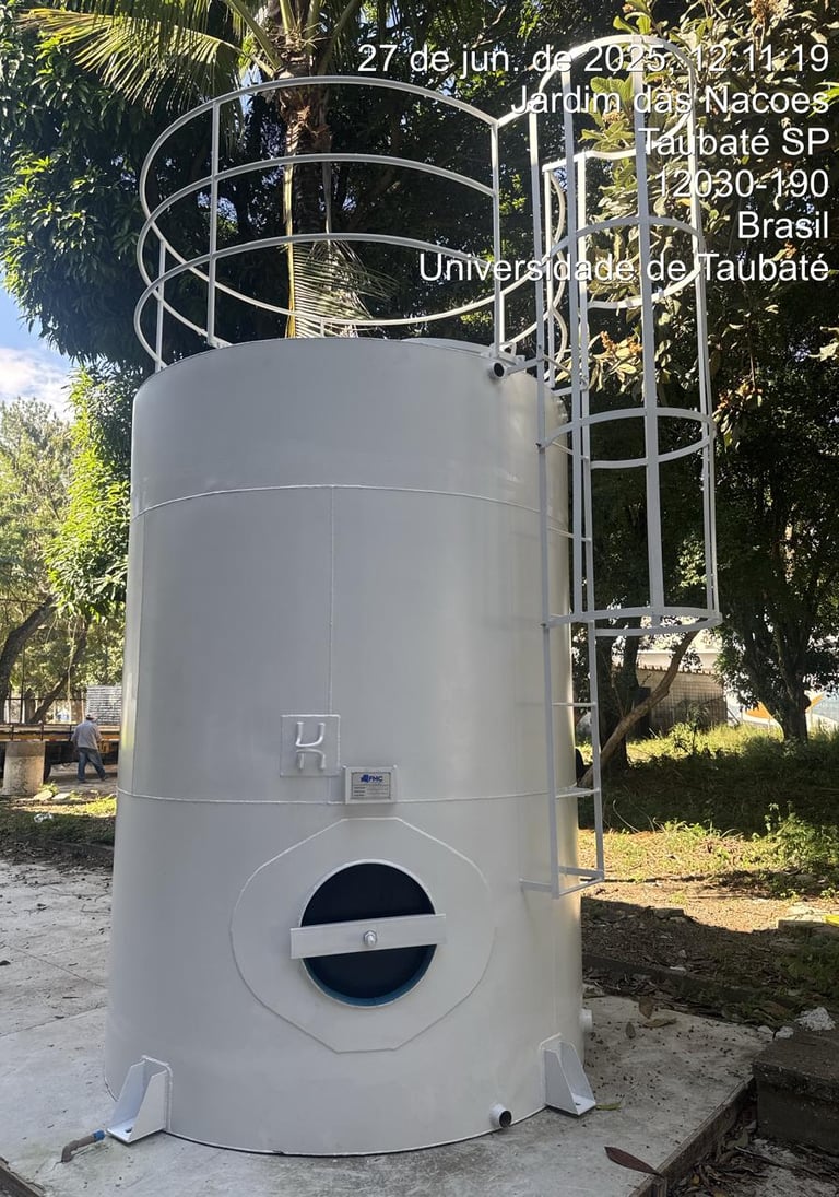 "Reservatório metálico cilíndrico com escada de acesso e estrutura de suporte