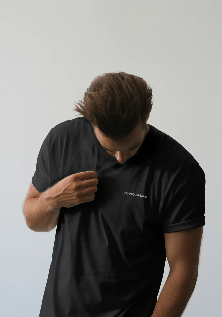 Hombre con camiseta negra con el logo de Sergio Freire en blanco